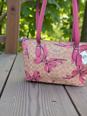 Coach Gallery Tote in Signature Canvas with Bow Print (NWT)